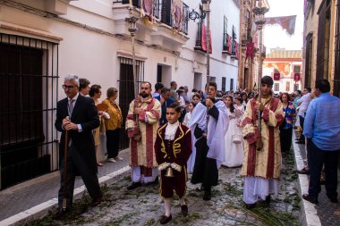 Corpus Christi geçit törenine katılan Katolik cemaatinden bir çocuk. İsa 'nın gerçek varlığını işlemek için asırlık bir Katolik inancı geleneği. Eski Carmona kasabasının dar sokaklarında dini törenler düzenleniyor.