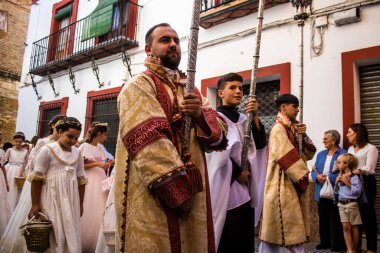 Corpus Christi geçit törenine katılan Katolik cemaatinden bir çocuk. İsa 'nın gerçek varlığını işlemek için asırlık bir Katolik inancı geleneği. Eski Carmona kasabasının dar sokaklarında dini törenler düzenleniyor.