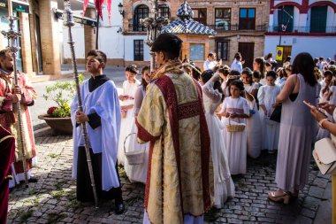 Corpus Christi geçit törenine katılan Katolik cemaatinden bir çocuk. İsa 'nın gerçek varlığını işlemek için asırlık bir Katolik inancı geleneği. Eski Carmona kasabasının dar sokaklarında dini törenler düzenleniyor.