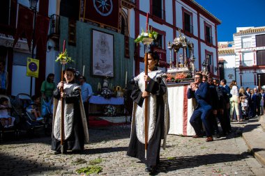 Corpus Christi geçit törenine katılan Katolik cemaatinden bir çocuk. İsa 'nın gerçek varlığını işlemek için asırlık bir Katolik inancı geleneği. Eski Carmona kasabasının dar sokaklarında dini törenler düzenleniyor.