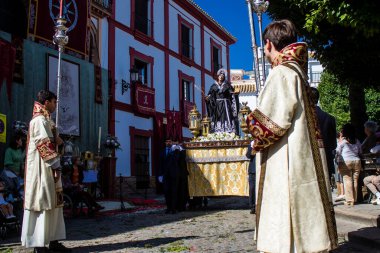 Corpus Christi geçit törenine katılan Katolik cemaatinden bir çocuk. İsa 'nın gerçek varlığını işlemek için asırlık bir Katolik inancı geleneği. Eski Carmona kasabasının dar sokaklarında dini törenler düzenleniyor.