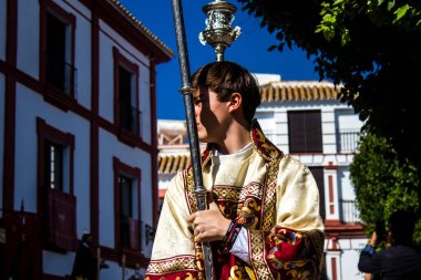 Corpus Christi geçit törenine katılan Katolik cemaatinden bir çocuk. İsa 'nın gerçek varlığını işlemek için asırlık bir Katolik inancı geleneği. Eski Carmona kasabasının dar sokaklarında dini törenler düzenleniyor.