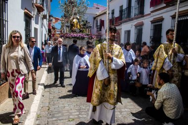 Corpus Christi geçit törenine katılan Katolik cemaatinden bir çocuk. İsa 'nın gerçek varlığını işlemek için asırlık bir Katolik inancı geleneği. Eski Carmona kasabasının dar sokaklarında dini törenler düzenleniyor.