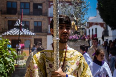 Corpus Christi geçit törenine katılan Katolik cemaatinden bir çocuk. İsa 'nın gerçek varlığını işlemek için asırlık bir Katolik inancı geleneği. Eski Carmona kasabasının dar sokaklarında dini törenler düzenleniyor.