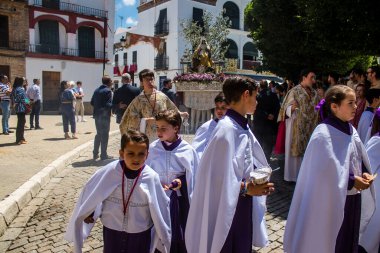 Corpus Christi geçit törenine katılan Katolik cemaatinden bir çocuk. İsa 'nın gerçek varlığını işlemek için asırlık bir Katolik inancı geleneği. Eski Carmona kasabasının dar sokaklarında dini törenler düzenleniyor.