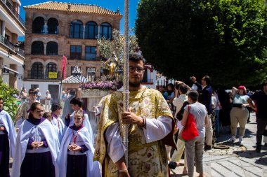 Corpus Christi geçit törenine katılan Katolik cemaatinden bir çocuk. İsa 'nın gerçek varlığını işlemek için asırlık bir Katolik inancı geleneği. Eski Carmona kasabasının dar sokaklarında dini törenler düzenleniyor.