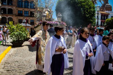 Corpus Christi geçit törenine katılan Katolik cemaatinden bir çocuk. İsa 'nın gerçek varlığını işlemek için asırlık bir Katolik inancı geleneği. Eski Carmona kasabasının dar sokaklarında dini törenler düzenleniyor.