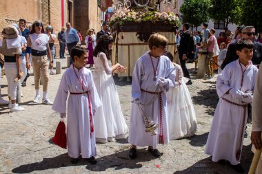 Corpus Christi geçit törenine katılan Katolik cemaatinden bir çocuk. İsa 'nın gerçek varlığını işlemek için asırlık bir Katolik inancı geleneği. Eski Carmona kasabasının dar sokaklarında dini törenler düzenleniyor.