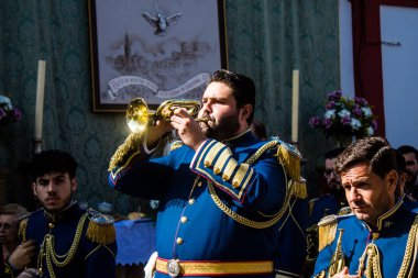 Corpus Christi geçit törenine katılan müzik grubu, İsa 'nın gerçek varlığını işlemek için asırlık bir Katolik inancı geleneği. Eski Carmona kasabasının dar sokaklarında dini törenler düzenlenir.