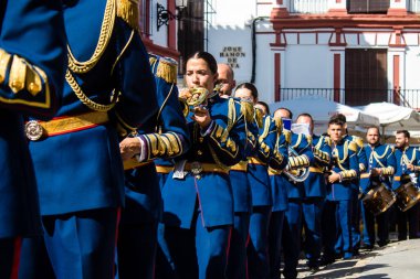 Corpus Christi geçit törenine katılan müzik grubu, İsa 'nın gerçek varlığını işlemek için asırlık bir Katolik inancı geleneği. Eski Carmona kasabasının dar sokaklarında dini törenler düzenlenir.