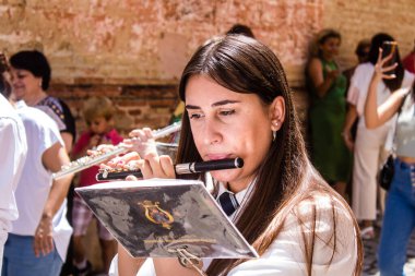 Corpus Christi geçit törenine katılan müzik grubu, İsa 'nın gerçek varlığını işlemek için asırlık bir Katolik inancı geleneği. Eski Carmona kasabasının dar sokaklarında dini törenler düzenlenir.