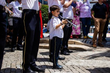 Corpus Christi geçit törenine katılan müzik grubu, İsa 'nın gerçek varlığını işlemek için asırlık bir Katolik inancı geleneği. Eski Carmona kasabasının dar sokaklarında dini törenler düzenlenir.