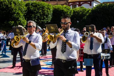 Corpus Christi geçit törenine katılan müzik grubu, İsa 'nın gerçek varlığını işlemek için asırlık bir Katolik inancı geleneği. Eski Carmona kasabasının dar sokaklarında dini törenler düzenlenir.