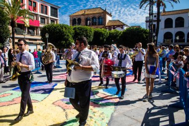 Corpus Christi geçit törenine katılan müzik grubu, İsa 'nın gerçek varlığını işlemek için asırlık bir Katolik inancı geleneği. Eski Carmona kasabasının dar sokaklarında dini törenler düzenlenir.