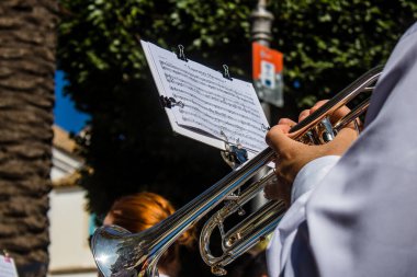 Corpus Christi geçit törenine katılan müzik grubu, İsa 'nın gerçek varlığını işlemek için asırlık bir Katolik inancı geleneği. Eski Carmona kasabasının dar sokaklarında dini törenler düzenlenir.