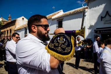 Corpus Christi geçit törenine katılan müzik grubu, İsa 'nın gerçek varlığını işlemek için asırlık bir Katolik inancı geleneği. Eski Carmona kasabasının dar sokaklarında dini törenler düzenlenir.