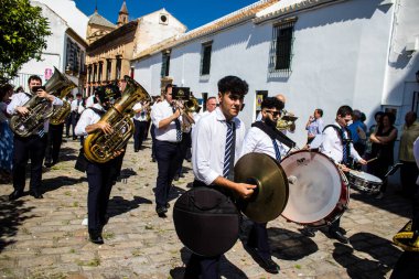 Corpus Christi geçit törenine katılan müzik grubu, İsa 'nın gerçek varlığını işlemek için asırlık bir Katolik inancı geleneği. Eski Carmona kasabasının dar sokaklarında dini törenler düzenlenir.