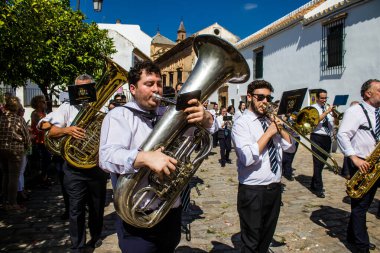 Corpus Christi geçit törenine katılan müzik grubu, İsa 'nın gerçek varlığını işlemek için asırlık bir Katolik inancı geleneği. Eski Carmona kasabasının dar sokaklarında dini törenler düzenlenir.