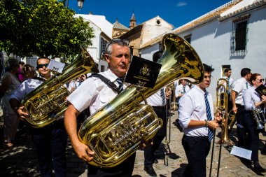 Corpus Christi geçit törenine katılan müzik grubu, İsa 'nın gerçek varlığını işlemek için asırlık bir Katolik inancı geleneği. Eski Carmona kasabasının dar sokaklarında dini törenler düzenlenir.