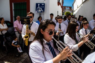 Corpus Christi geçit törenine katılan müzik grubu, İsa 'nın gerçek varlığını işlemek için asırlık bir Katolik inancı geleneği. Eski Carmona kasabasının dar sokaklarında dini törenler düzenlenir.