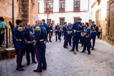 Corpus Christi geçit törenine katılan müzik grubu, İsa 'nın gerçek varlığını işlemek için asırlık bir Katolik inancı geleneği. Eski Carmona kasabasının dar sokaklarında dini törenler düzenlenir.