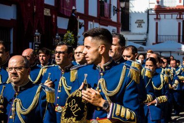 Corpus Christi geçit törenine katılan müzik grubu, İsa 'nın gerçek varlığını işlemek için asırlık bir Katolik inancı geleneği. Eski Carmona kasabasının dar sokaklarında dini törenler düzenlenir.