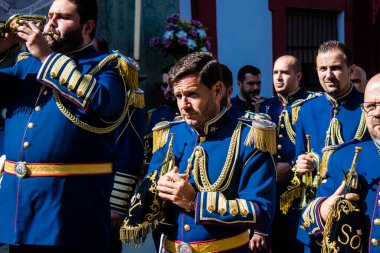 Corpus Christi geçit törenine katılan müzik grubu, İsa 'nın gerçek varlığını işlemek için asırlık bir Katolik inancı geleneği. Eski Carmona kasabasının dar sokaklarında dini törenler düzenlenir.