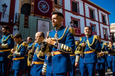 Corpus Christi geçit törenine katılan müzik grubu, İsa 'nın gerçek varlığını işlemek için asırlık bir Katolik inancı geleneği. Eski Carmona kasabasının dar sokaklarında dini törenler düzenlenir.