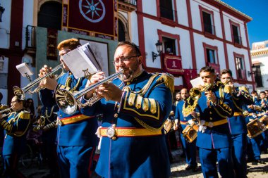Corpus Christi geçit törenine katılan müzik grubu, İsa 'nın gerçek varlığını işlemek için asırlık bir Katolik inancı geleneği. Eski Carmona kasabasının dar sokaklarında dini törenler düzenlenir.