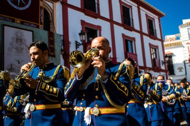 Corpus Christi geçit törenine katılan müzik grubu, İsa 'nın gerçek varlığını işlemek için asırlık bir Katolik inancı geleneği. Eski Carmona kasabasının dar sokaklarında dini törenler düzenlenir.