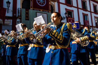 Corpus Christi geçit törenine katılan müzik grubu, İsa 'nın gerçek varlığını işlemek için asırlık bir Katolik inancı geleneği. Eski Carmona kasabasının dar sokaklarında dini törenler düzenlenir.