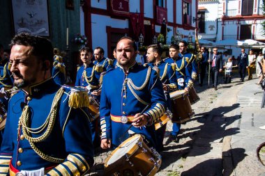 Corpus Christi geçit törenine katılan müzik grubu, İsa 'nın gerçek varlığını işlemek için asırlık bir Katolik inancı geleneği. Eski Carmona kasabasının dar sokaklarında dini törenler düzenlenir.