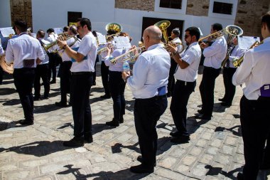 Corpus Christi geçit törenine katılan müzik grubu, İsa 'nın gerçek varlığını işlemek için asırlık bir Katolik inancı geleneği. Eski Carmona kasabasının dar sokaklarında dini törenler düzenlenir.