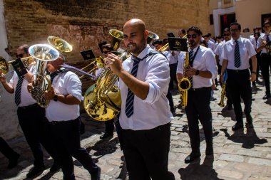Corpus Christi geçit törenine katılan müzik grubu, İsa 'nın gerçek varlığını işlemek için asırlık bir Katolik inancı geleneği. Eski Carmona kasabasının dar sokaklarında dini törenler düzenlenir.