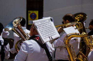 Corpus Christi geçit törenine katılan müzik grubu, İsa 'nın gerçek varlığını işlemek için asırlık bir Katolik inancı geleneği. Eski Carmona kasabasının dar sokaklarında dini törenler düzenlenir.