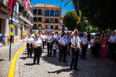 Corpus Christi geçit törenine katılan müzik grubu, İsa 'nın gerçek varlığını işlemek için asırlık bir Katolik inancı geleneği. Eski Carmona kasabasının dar sokaklarında dini törenler düzenlenir.