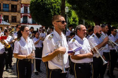 Corpus Christi geçit törenine katılan müzik grubu, İsa 'nın gerçek varlığını işlemek için asırlık bir Katolik inancı geleneği. Eski Carmona kasabasının dar sokaklarında dini törenler düzenlenir.