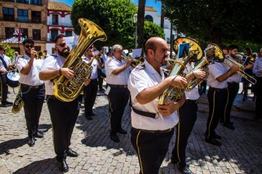 Corpus Christi geçit törenine katılan müzik grubu, İsa 'nın gerçek varlığını işlemek için asırlık bir Katolik inancı geleneği. Eski Carmona kasabasının dar sokaklarında dini törenler düzenlenir.