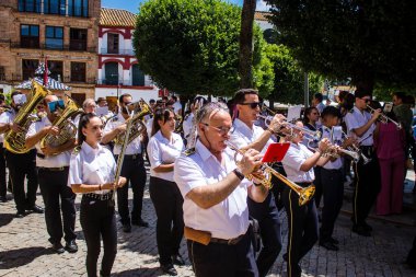 Corpus Christi geçit törenine katılan müzik grubu, İsa 'nın gerçek varlığını işlemek için asırlık bir Katolik inancı geleneği. Eski Carmona kasabasının dar sokaklarında dini törenler düzenlenir.