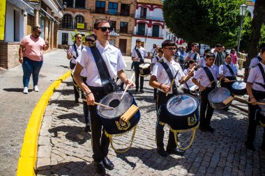 Corpus Christi geçit törenine katılan müzik grubu, İsa 'nın gerçek varlığını işlemek için asırlık bir Katolik inancı geleneği. Eski Carmona kasabasının dar sokaklarında dini törenler düzenlenir.