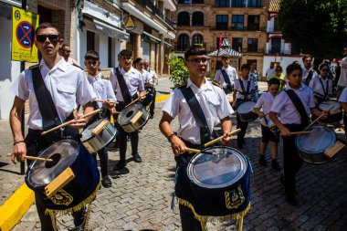Corpus Christi geçit törenine katılan müzik grubu, İsa 'nın gerçek varlığını işlemek için asırlık bir Katolik inancı geleneği. Eski Carmona kasabasının dar sokaklarında dini törenler düzenlenir.