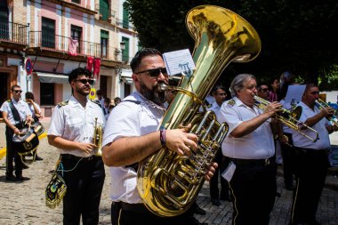 Corpus Christi geçit törenine katılan müzik grubu, İsa 'nın gerçek varlığını işlemek için asırlık bir Katolik inancı geleneği. Eski Carmona kasabasının dar sokaklarında dini törenler düzenlenir.