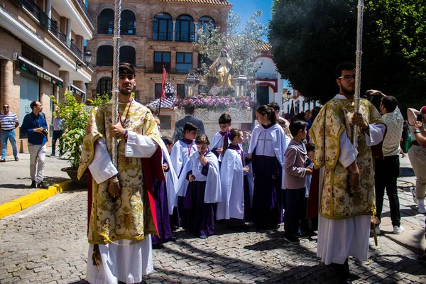 Corpus Christi geçit törenine katılan Katolik cemaatinden bir çocuk. İsa 'nın gerçek varlığını işlemek için asırlık bir Katolik inancı geleneği. Eski Carmona kasabasının dar sokaklarında dini törenler düzenleniyor.