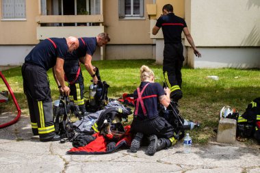 Reims, Fransa 'da yanan bir binaya müdahale eden itfaiyeciler - 26 Haziran 2023 - Fransa' nın Croix Rouge bölgesindeki binalardan birinde çıkan yangını söndürmeye çalışıyorlar. 