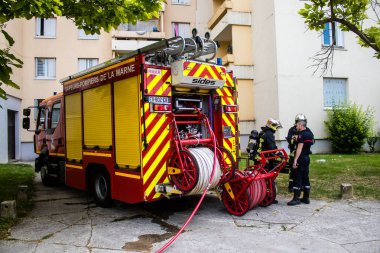Reims, Fransa 'da yanan bir binaya müdahale eden itfaiyeciler - 26 Haziran 2023 - Fransa' nın Croix Rouge bölgesindeki binalardan birinde çıkan yangını söndürmeye çalışıyorlar. 