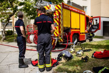Reims, Fransa 'da yanan bir binaya müdahale eden itfaiyeciler - 26 Haziran 2023 - Fransa' nın Croix Rouge bölgesindeki binalardan birinde çıkan yangını söndürmeye çalışıyorlar. 