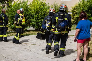 Reims, Fransa 'da yanan bir binaya müdahale eden itfaiyeciler - 26 Haziran 2023 - Fransa' nın Croix Rouge bölgesindeki binalardan birinde çıkan yangını söndürmeye çalışıyorlar. 