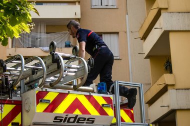Reims, Fransa 'da yanan bir binaya müdahale eden itfaiyeciler - 26 Haziran 2023 - Fransa' nın Croix Rouge bölgesindeki binalardan birinde çıkan yangını söndürmeye çalışıyorlar. 