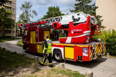 Reims, Fransa 'da yanan bir binaya müdahale eden itfaiyeciler - 26 Haziran 2023 - Fransa' nın Croix Rouge bölgesindeki binalardan birinde çıkan yangını söndürmeye çalışıyorlar. 