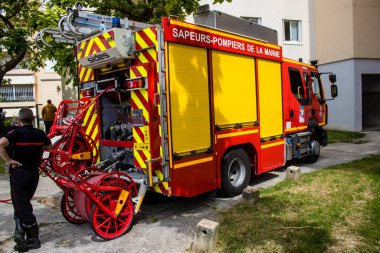 Reims, Fransa 'da yanan bir binaya müdahale eden itfaiyeciler - 26 Haziran 2023 - Fransa' nın Croix Rouge bölgesindeki binalardan birinde çıkan yangını söndürmeye çalışıyorlar. 